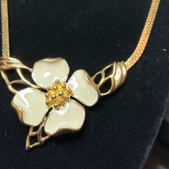 Vintage TRIFARI Off White Signed DOGWOOD FLOWER Pendant - Picture 2 of 4